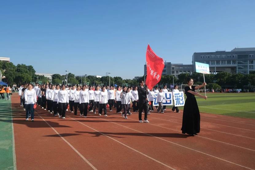 图片包含 户外, 运动, 体育, 站 AI 生成的内容可能不正确。