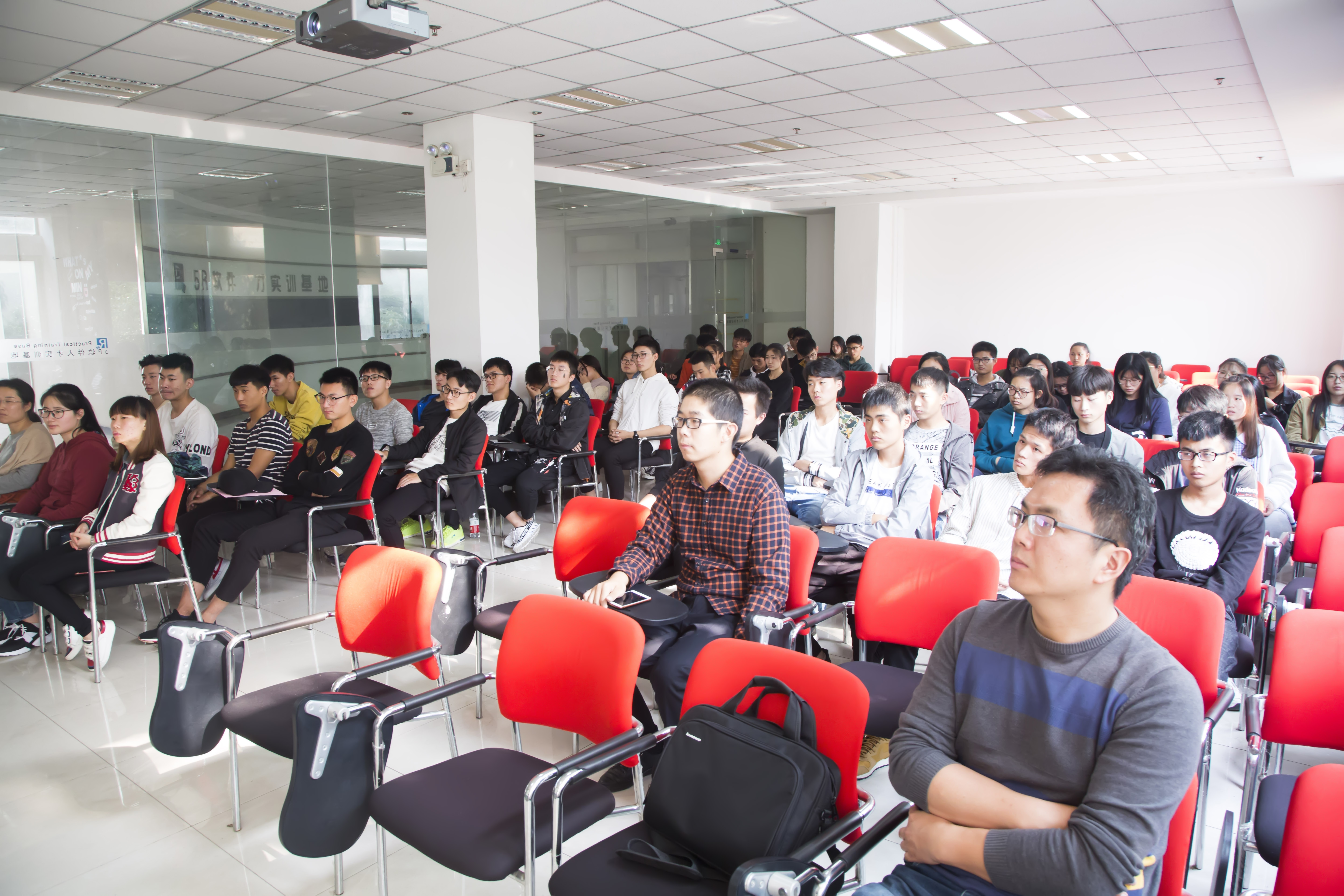 1587219042857118.jpg 2听讲座.jpg