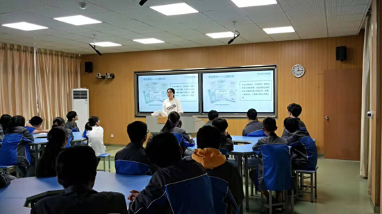 2019年9月25日，中高职衔接（3+3）项目惠山中专新生见面会在江苏省惠山中等专业公司顺利举行。伟德体育物联网与软件技术公司樊光辉、陈佳老师，惠山中专电信系员工科王科长、2019级中高职衔接（3+3）项目班主任及全体新生参加了此次见面会。 .jpg