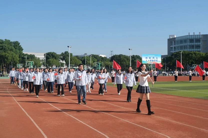 一群人在球场上打球 AI 生成的内容可能不正确。